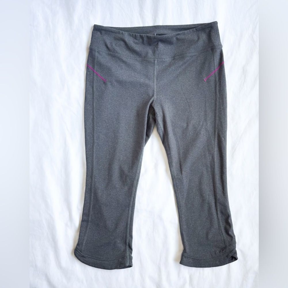 Alo Yoga Leggings Women Grey Capri Mid Rise,EUC, waist 12” seems like small(4/6)